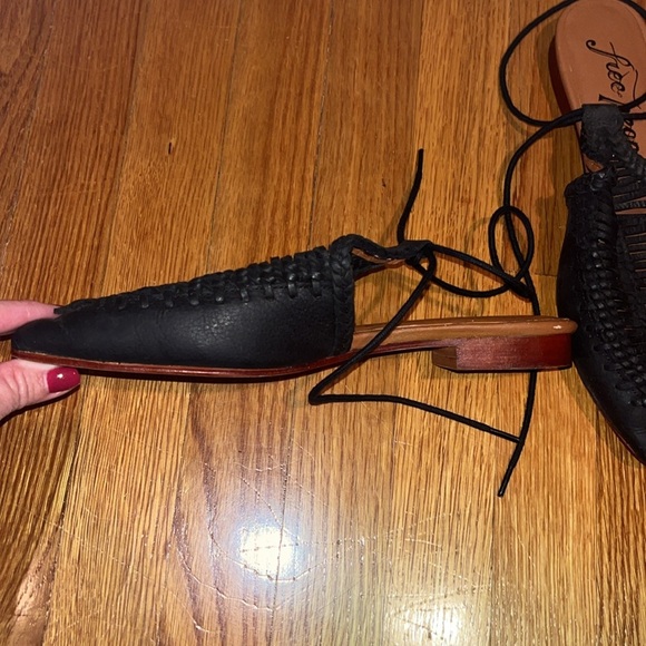 Free People size 6 black leather flats / sandals with ties - Picture 4 of 9